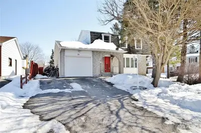 25 SHEAHAN Crescent, South of Baseline to Knoxdale, ON K2H 8M1