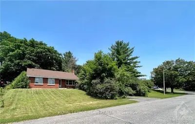 2927 HIGHFIELD Crescent, Britannia Heights - Queensway Terrace N and Area, ON K2B 6G4