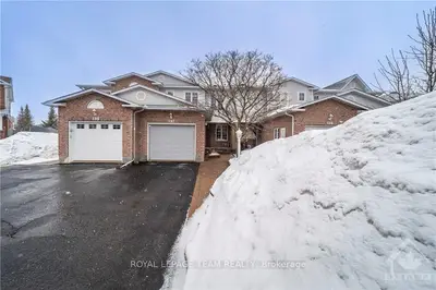 137 Whalings Circle, Stittsville - Munster - Richmond, On K2s 1s4
