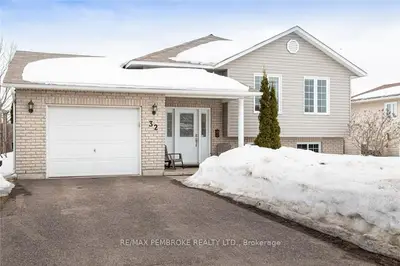 32 Highland Park Drive, Petawawa, ON K8H 3S2