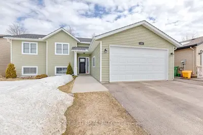 23 DUSTIN Drive, Petawawa, ON K8H 0G3