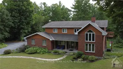 226 DEERWOOD Drive, Carp - Dunrobin - Huntley - Fitzroy and Area, ON K0A 2H0