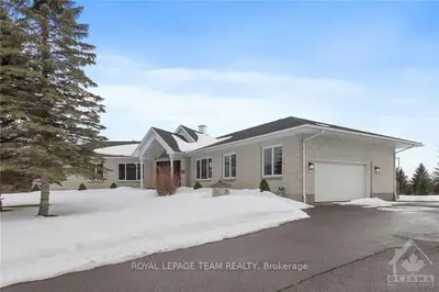 206 ALMA Court, Bells Corners and South to Fallowfield, ON K2R 1C9