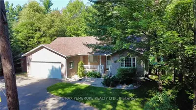 6 Steffen Street, Petawawa, ON K8H 3L8