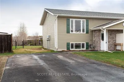 42 RENFREW Street, Petawawa, ON K8H 0A5