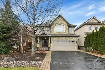 592 KOCHAR Drive, Mooneys Bay - Carleton Heights and Area, ON K2C 4J5