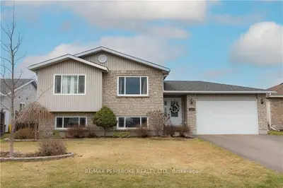 2038 SANDSTONE Crescent, Petawawa, ON K8H 0A6