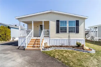 8 REDFERN Avenue, Bells Corners and South to Fallowfield, ON K2H 7R8