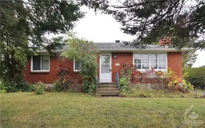 135 OAKRIDGE Boulevard, Meadowlands - Crestview and Area, ON K2G 2V1