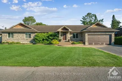 18 WESTWOOD Drive, Meadowlands - Crestview and Area, ON K2G 2W7