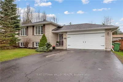 67 SPRUCE Street, Petawawa, ON K8H 3N6