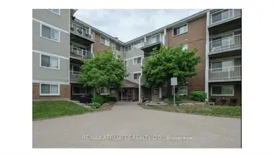 270 BRITTANY Drive 206, Manor Park - Cardinal Glen and Area, ON K1K 4M3