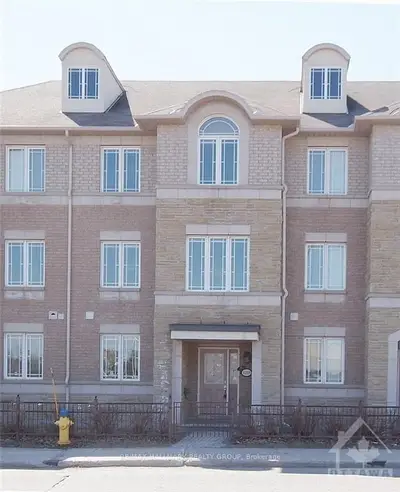 128 CENTREPOINTE Drive B, South of Baseline to Knoxdale, ON K2G 6B1