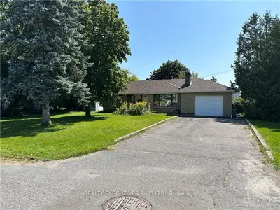 8 ARGUE Drive, Cityview - Parkwoods Hills - Rideau Shore, ON K2E 6S1