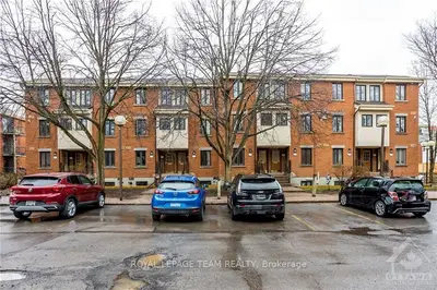 23 Blue Moon, Manor Park - Cardinal Glen And Area, On K1k 4k5
