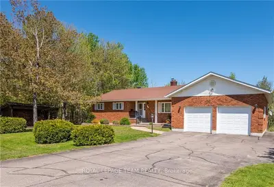 12 BIGGS Road, Laurentian Valley, ON K8A 6W6