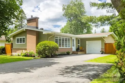 44 QUINPOOL Crescent, Bells Corners and South to Fallowfield, ON K2H 6J1