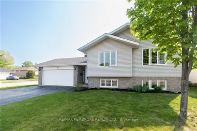 42 OAK Avenue, Petawawa, ON K8H 0B5