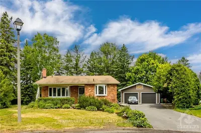 13 CARRIAGE Court, Kanata, ON K2L 1K1