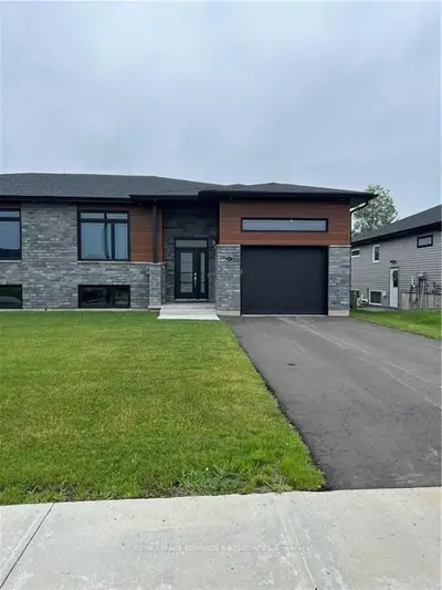 43 NOBLE Crescent, Petawawa, ON K8H 0G1