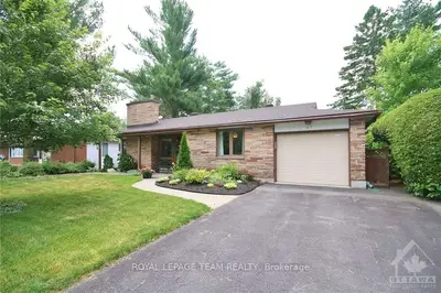 91 ASHGROVE Crescent, South of Baseline to Knoxdale, ON K2G 0T2