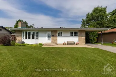 33 ELMSLEY Crescent, Bells Corners and South to Fallowfield, ON K2H 6T9