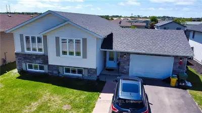 6 NEWPORT Drive, Petawawa, ON K8H 0E1
