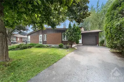 30 NESTOW Drive, Tanglewood - Grenfell Glen - Pineglen, ON K2G 3X8