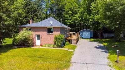 4 North Street, Petawawa, On K8h 2r1