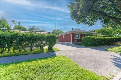 1900 SAUNDERSON Drive, Elmvale Acres and Area, ON K1G 2C7