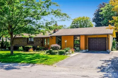 2 Parkglen Drive, Meadowlands - Crestview And Area, On K2g 3r5