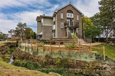 3 Stonebank Crescent 1, Bells Corners And South To Fallowfield, On K2h 9m1