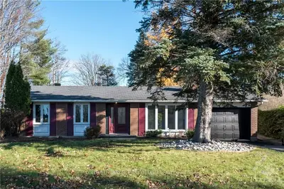 9 Crofton Road, South Of Baseline To Knoxdale, On K2g 0n1