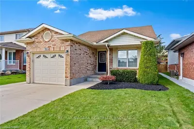 Detached in Niagara Falls