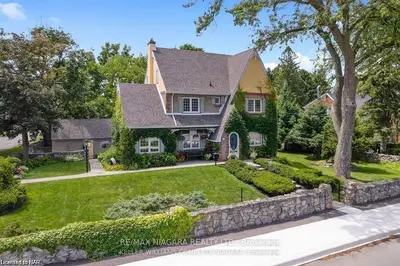 Detached in Niagara Falls