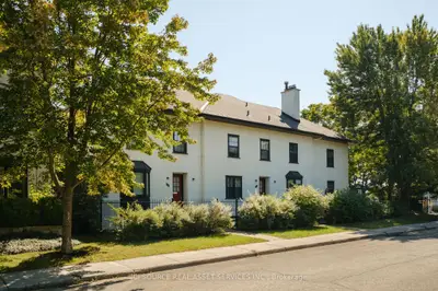 Att/Row/Townhouse in New Edinburgh - Lindenlea