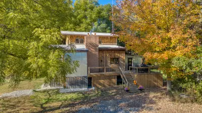 Detached in Front of Leeds & Seeleys Bay