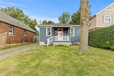 Detached in Niagara Falls