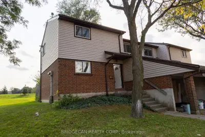 Condo Townhouse in Hamilton