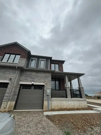 Att/Row/Townhouse in Haldimand
