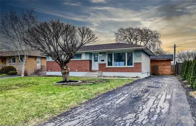 Detached in Niagara Falls