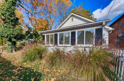 Detached in Niagara Falls