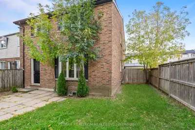 Condo Townhouse in Hamilton