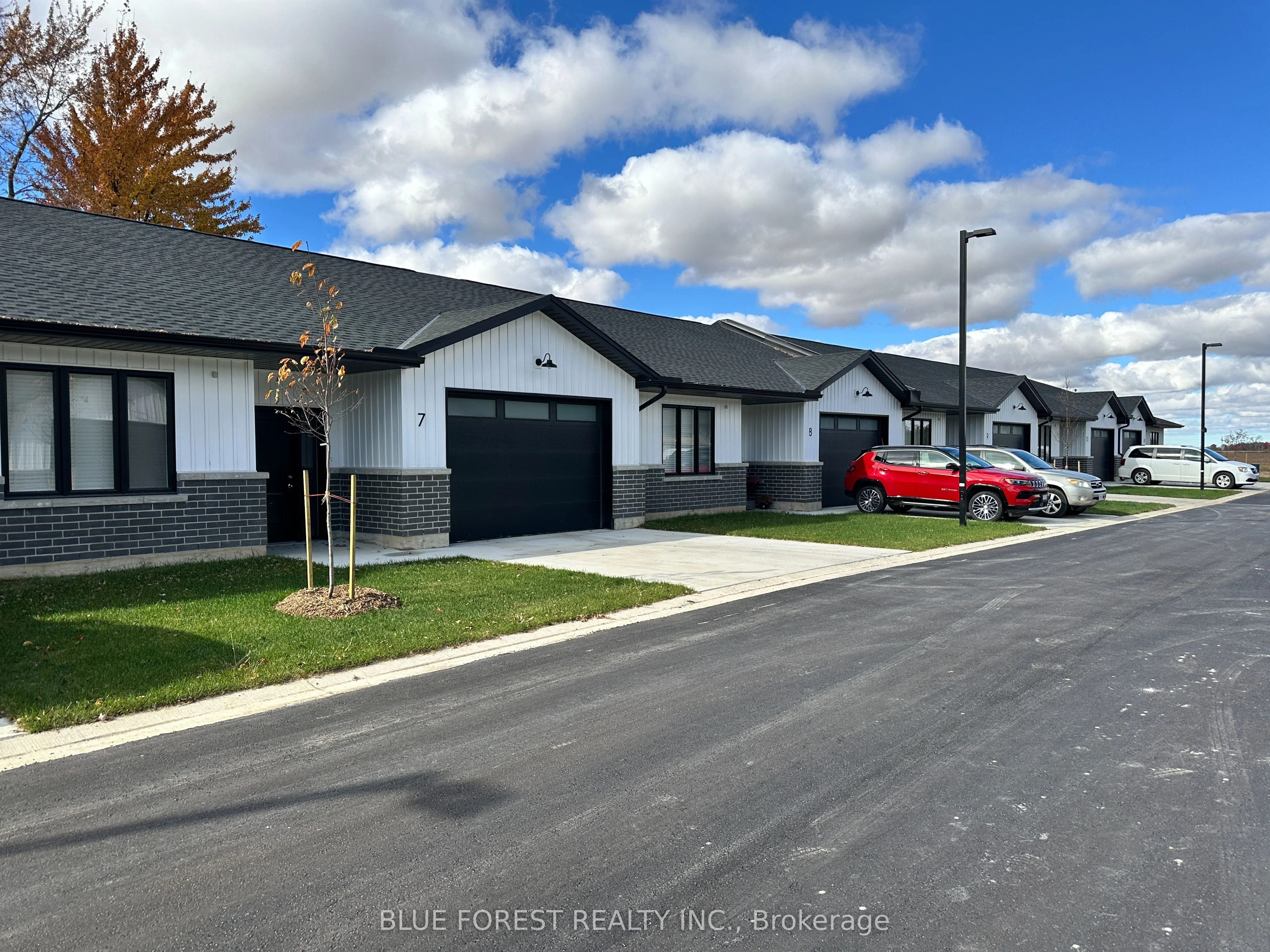 Att/Row/Townhouse in Southwest Middlesex