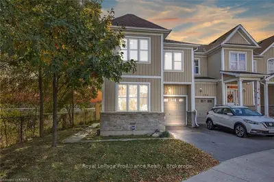 Att/Row/Townhouse in Kingston