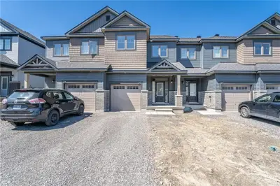 Att/Row/Townhouse in Blossom Park - Airport and Area