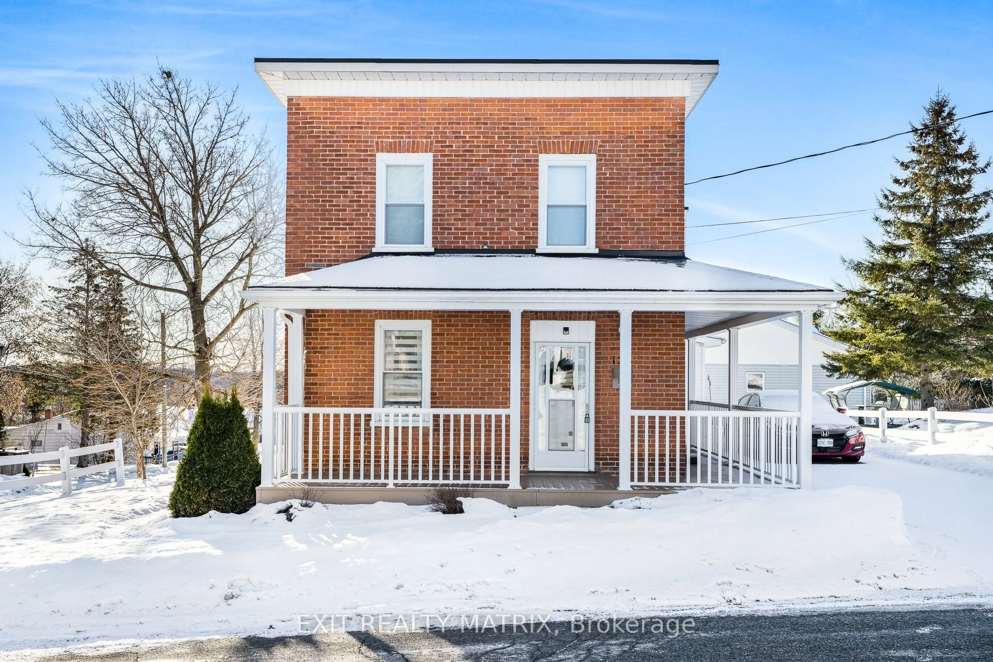 Detached in Champlain
