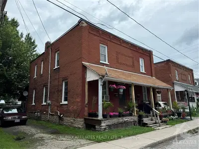 Duplex in Smiths Falls