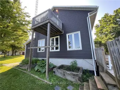 Detached in Front of Yonge