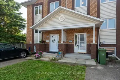 Att/Row/Townhouse in Pembroke